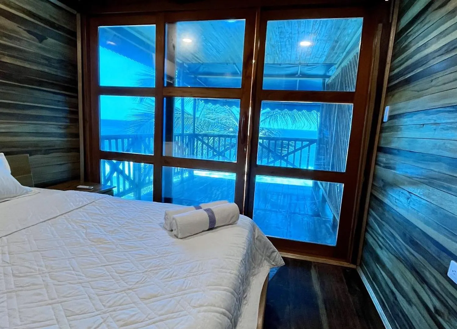 Hotel The Shark Cabana Frente Al Mar Los Naranjos Colombia